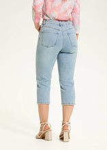 Load image into Gallery viewer, FDJ Suzanne Capri Denim
