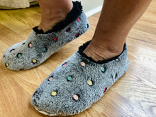 Load image into Gallery viewer, Snoozies Slippers: Polka Dots
