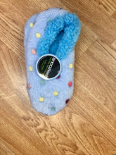 Load image into Gallery viewer, Snoozies Slippers: Polka Dots

