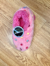 Load image into Gallery viewer, Snoozies Slippers: Polka Dots
