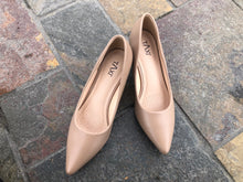 Load image into Gallery viewer, Aliyah Kitten Pumps: 2 Colours
