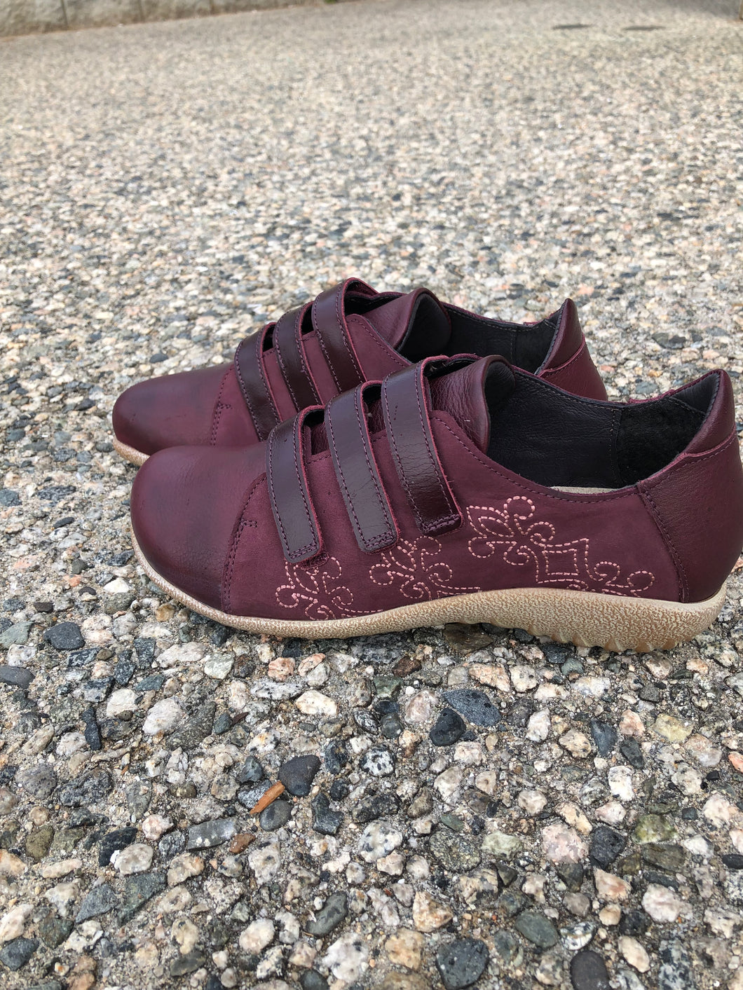 LEATHER Mihi Bordeaux NAOT Shoe
