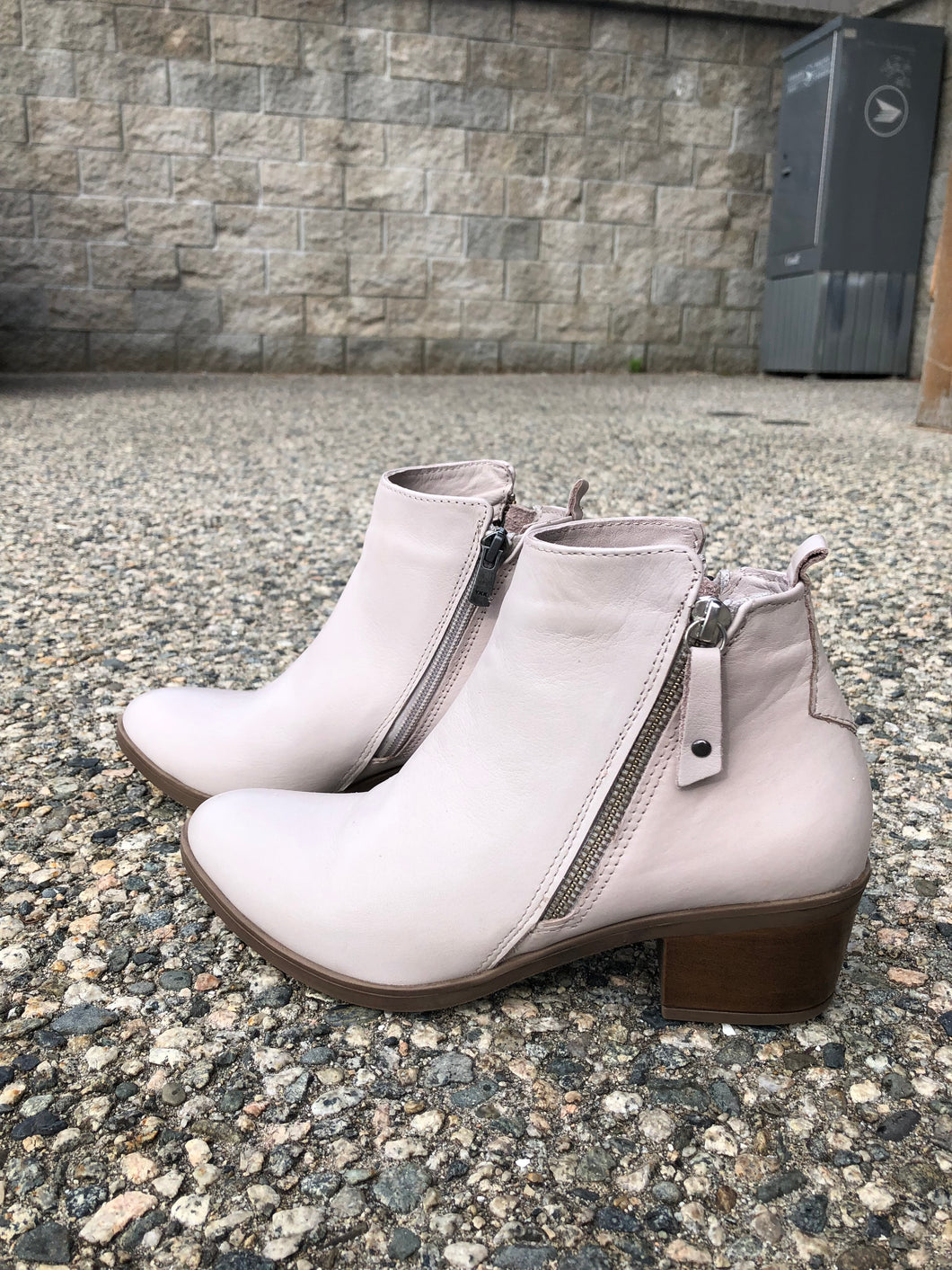 LEATHER Light Gray Carmen Boot