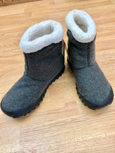 Load image into Gallery viewer, Waterproof Grey Pull On BOGS
