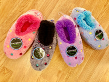 Load image into Gallery viewer, Snoozies Slippers: Polka Dots
