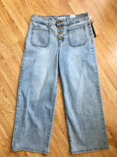 Load image into Gallery viewer, T Aubrey Denim Light Wash Crop with Exposed Buttons
